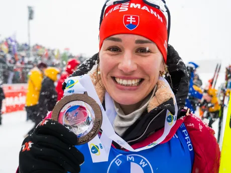 Paulína Bátovská Fialková sa raduje po pretekoch s hromadným štartom na 12,5 km na podujatí 3. kola Svetového pohára vo francúzskom meste Annecy 22. decembra 2024.