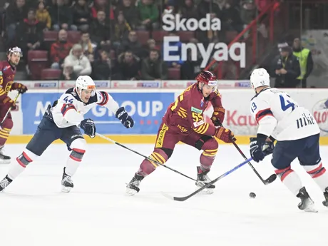 Zľava hráč Slovana Mitchell Hoelscher, hráč Dukly Bruno Mráz a hráč Slovana Patrik Maier počas zápasu 30. kola Tipos Extraligy HK Dukla Trenčín - HC Slovan Bratislava.