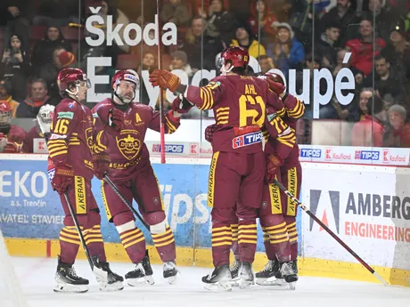 Radosť hráčov Dukly po strelení gólu počas zápasu 30. kola Tipos Extraligy HK Dukla Trenčín - HC Slovan Bratislava.