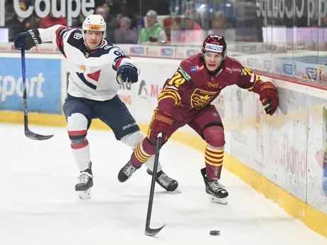 Vpravo Matúš Hlaváč (Trenčín) a Andrej Golian (Slovan) počas zápasu 30. kola Tipos Extraligy HK Dukla Trenčín - HC Slovan Bratislava.