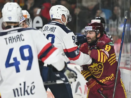 V bitke vpravo hráč Dukly Gordon Detar Green a hráč Slovana Andrej Golian počas zápasu 30. kola Tipos Extraligy HK Dukla Trenčín - HC Slovan Bratislava.