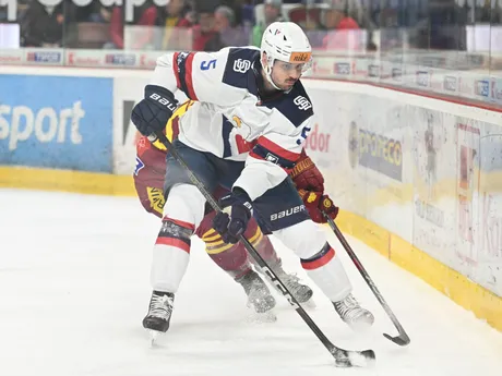 Patrik Bačik (Slovan) počas zápasu 30. kola Tipos Extraligy HK Dukla Trenčín - HC Slovan Bratislava.