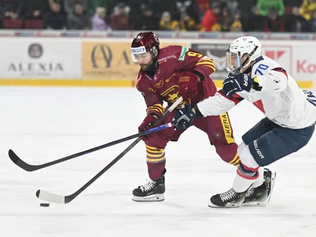 Zľava Gordon Detar Green (Trenčín) a Adam Lukošik (Slovan) počas zápasu 30. kola Tipos Extraligy HK Dukla Trenčín - HC Slovan Bratislava.