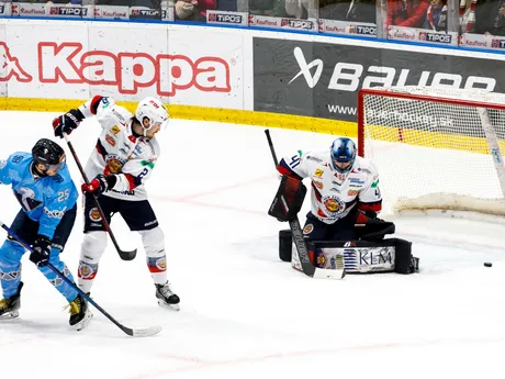 Zľava Radovan Puliš (Slovan), Carter Robertson (Zvolen) a Pavel Kantor (Zvolen) počas zápasu 31. kola Tipos extraligy HC Slovan Bratislava - HKM Zvolen.