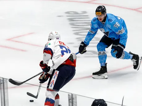 Zľava Kyle Olson (Zvolen) a Andrej Golian (Slovan) počas zápasu 31. kola Tipos extraligy HC Slovan Bratislava - HKM Zvolen.