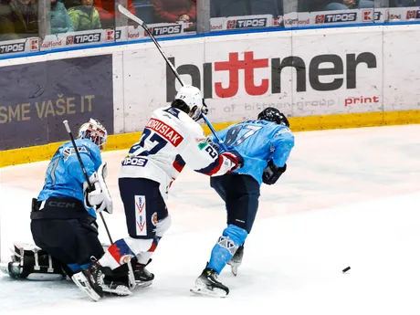 Zľava brankár Henri Kiviaho (Slovan), Zack Andrusiak (Zvolen) a Jonas Ahnelöv (Slovan) počas zápasu 31. kola Tipos extraligy HC Slovan Bratislava - HKM Zvolen.