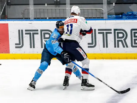 Zľava Jakub Minárik (Slovan) a Radovan Bondra (Zvolen) bojujú o puk počas zápasu 31. kola Tipos extraligy HC Slovan Bratislava - HKM Zvolen.