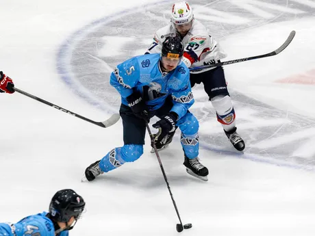 Zľava Patrik Bačik (Slovan) a Zack Andrusiak (Zvolen) počas zápasu 31. kola Tipos extraligy HC Slovan Bratislava - HKM Zvolen.