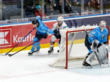 Zľava Boris Brincko (Slovan), Marek Hecl (Zvolen) a brankár Henri Kiviaho (Slovan) počas zápasu 31. kola Tipos extraligy HC Slovan Bratislava - HKM Zvolen.