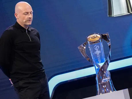 Lee Carsley sa pozerá na trofej pre víťaza počas žrebu EURO U21 2025 v Bratislave.