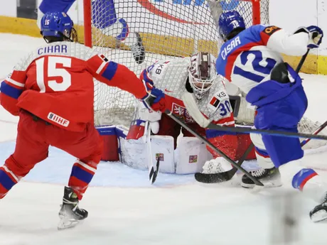 Peter Císar počas zápasu Slovensko - Česko na MS v hokeji do 20 rokov 2025. 