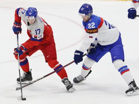 František Dej počas zápasu Slovensko - Česko na MS v hokeji do 20 rokov 2025. 