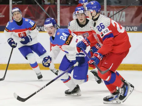 Adam Cedzo počas zápasu Slovensko - Česko na MS v hokeji do 20 rokov 2025. 