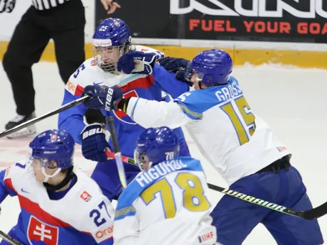 Róbert Fedor (27) a Ján Chovan (25) v zápase Slovensko - Kazachstan na MS U20 2025