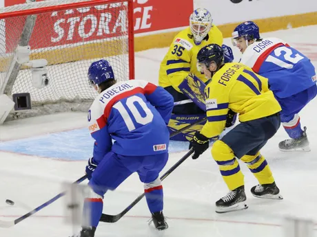 Tomas Pobežal (vľavo) a Peter Cisár (vpravo) v zápase Slovensko - Švédsko na MS U20 2025