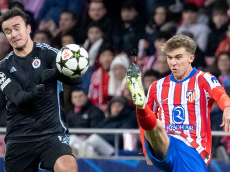 Vľavo Dávid Strelec (Slovan) a vpravo Pablo Barrios (Atletico) v zápase 6. kola ligovej fázy Ligy majstrov Atlético Madrid - Slovan Bratislava.