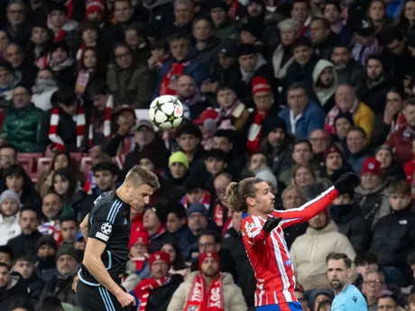 Vľavo Siemen Voet (Slovan) a vpravo Antoine Griezmann (Atlético) v zápase 6. kola ligovej fázy Ligy majstrov Atlético Madrid - Slovan Bratislava.