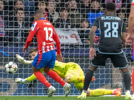 Brankár Dominik Takáč, vpravo César Blackman (obaja Slovan) a vľavo Samuel Lino (Atlético) v zápase 6. kola ligovej fázy Ligy majstrov Atlético Madrid - Slovan Bratislava.