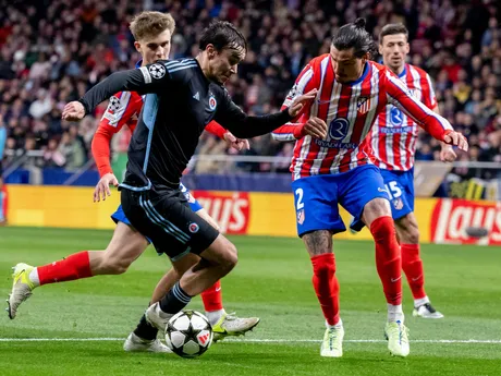 Vľavo Dávid Strelec (Slovan) a vpravo José Giménez (Atlético) v súboji o loptu v zápase 6. kola ligovej fázy Ligy majstrov Atlético Madrid - Slovan Bratislava.