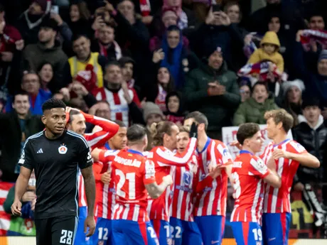 V popredí vľavo César Blackman (Slovan) a v pozadí gólová radosť futbalistov Atlética Madrid v zápase 6. kola ligovej fázy Ligy majstrov Atlético Madrid - Slovan Bratislava.