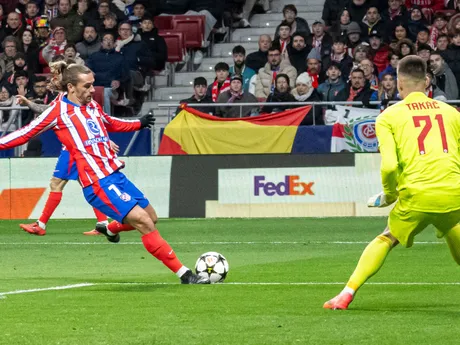 Vpravo brankár Dominik Takáč (Slovan) a vľavo strieľa gól Antoine Griezmann (Atletico) v zápase 6. kola ligovej fázy Ligy majstrov Atlético Madrid - Slovan Bratislava.