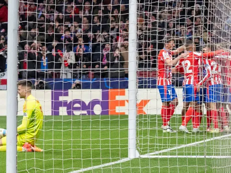 Vľavo brankár Dominik Takáč a vpravo gólová radosť futbalistov Atlética v zápase 6. kola ligovej fázy Ligy majstrov Atlético Madrid - Slovan Bratislava.