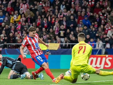 Vpravo brankár Dominik Takáč, vľavo Kenan Bajrič (Slovan) a uprostred v šanci Julián Alvarez (Atlético) v zápase 6. kola ligovej fázy Ligy majstrov Atlético Madrid - Slovan Bratislava.