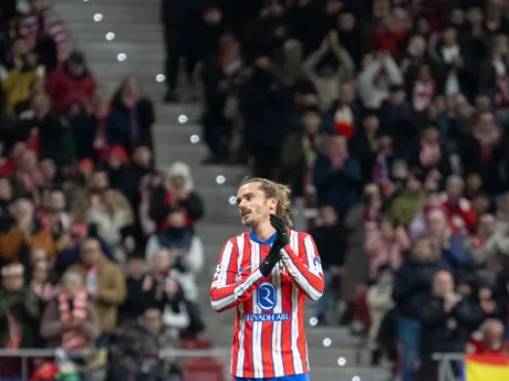 Autor dvoch gólov Antoine Griezmann odchádza z ihriska (Atlético) po zápase 6. kola ligovej fázy Ligy majstrov Atlético Madrid - Slovan Bratislava.