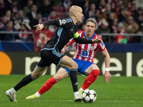 Vľavo Vladimír Weiss ml. (Slovan) a vpravo Conor Gallagher (Atletico) v zápase 6. kola ligovej fázy Ligy majstrov Atlético Madrid - Slovan Bratislava.