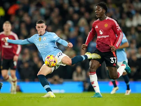 Phil Foden a Kobbie Mainoo v zápase Manchester City - Manchester United