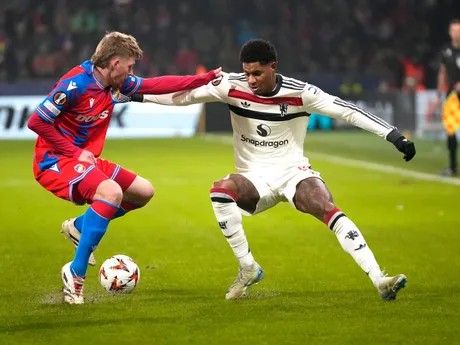 Marcus Rashford a Pavel Šulc počas zápasu Plzeň - Manchester United v Európskej lige. 