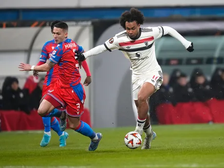 Joshua Zirkzee a Svetozar Markovič počas zápasu Plzeň - Manchester United v Európskej lige. 