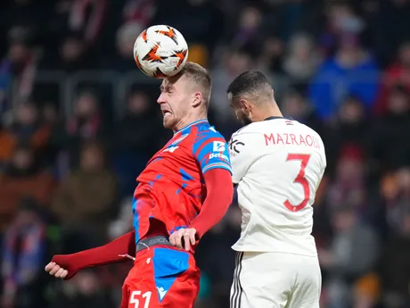 Noussair Mazraoui a Daniel Vasulin počas zápasu Plzeň - Manchester United v Európskej lige. 