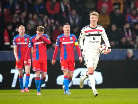 Rasmus Hojlund oslavuje gól počas zápasu Plzeň - Manchester United v Európskej lige. 