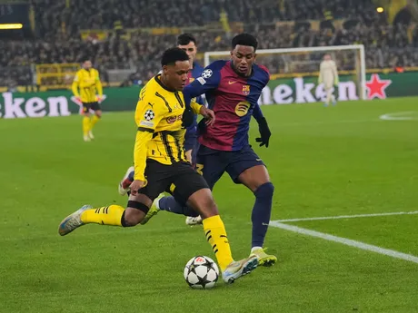 Julien Duranville (Dortmund) a Alejandro Balde (Barcelona) v súboji o loptu v zápase 6. kola ligovej fázy Ligy majstrov Borussia Dortmund - FC Barcelona.