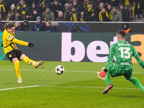 Marcel Sabitzer (Dortmund) pri strele a brankár Barcelóny Inaki Pena v zápase 6. kola ligovej fázy Ligy majstrov Borussia Dortmund - FC Barcelona.