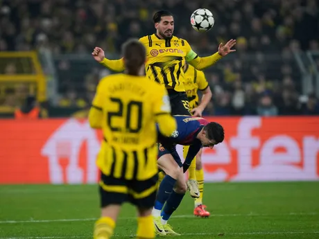 Emre Can (Dortmund) a Robert Lewandowski (Barcelona) v súboji o loptu v zápase 6. kola ligovej fázy Ligy majstrov Borussia Dortmund - FC Barcelona.