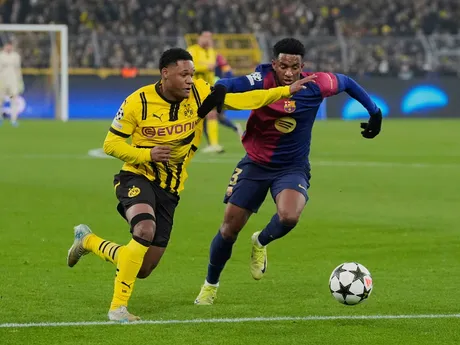 Julien Duranville (Dortmund) a Alejandro Balde (Barcelona) v súboji o loptu v zápase 6. kola ligovej fázy Ligy majstrov Borussia Dortmund - FC Barcelona.