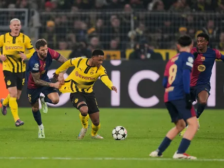 Julien Duranville (Dortmund) a Inigo Martinez (Barcelona) v súboji o loptu v zápase 6. kola ligovej fázy Ligy majstrov Borussia Dortmund - FC Barcelona.