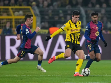 Giovanni Reyna (Dortmund) a Marc Casado (Barcelona) v súboji o loptu v zápase 6. kola ligovej fázy Ligy majstrov Borussia Dortmund - FC Barcelona.