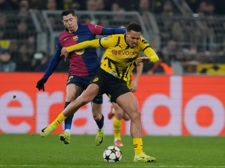 Felix Nmecha (Dortmund) a Robert Lewandowski (Barcelona) v súboji o loptu v zápase 6. kola ligovej fázy Ligy majstrov Borussia Dortmund - FC Barcelona.