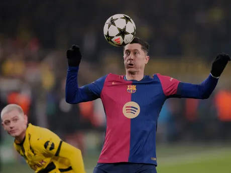 Robert Lewandowski (Barcelona) a Julian Ryerson (Dortmund) v súboji o loptu v zápase 6. kola ligovej fázy Ligy majstrov Borussia Dortmund - FC Barcelona.