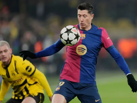 Robert Lewandowski (Barcelona) a Julian Ryerson (Dortmund) v súboji o loptu v zápase 6. kola ligovej fázy Ligy majstrov Borussia Dortmund - FC Barcelona.