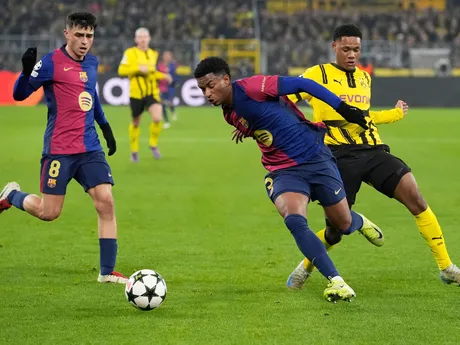 Julien Duranville (Dortmund) a Alejandro Balde (Barcelona) v súboji o loptu v zápase 6. kola ligovej fázy Ligy majstrov Borussia Dortmund - FC Barcelona.