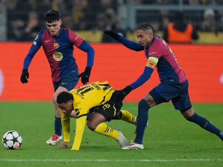 Julien Duranville (Dortmund) a Raphinha (Barcelona) v súboji o loptu v zápase 6. kola ligovej fázy Ligy majstrov Borussia Dortmund - FC Barcelona.