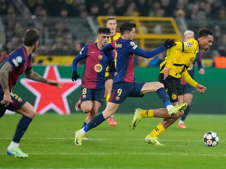 Felix Nmecha (Dortmund) a Robert Lewandowski (Barcelona) v súboji o loptu v zápase 6. kola ligovej fázy Ligy majstrov Borussia Dortmund - FC Barcelona.