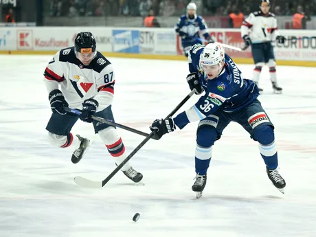 Jonas Ahnelöv (Slovan) a Oliver Stümpel (Nitra) v zápase 32. kola hokejovej Tipos extraligy.