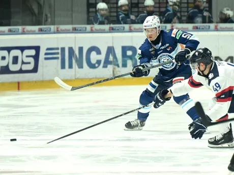 Luke Green (Nitra) a Samuel Takáč (Slovan) v zápase 32. kola hokejovej Tipos extraligy.