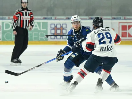 Martin Vitaloš (Nitra) a Peter Bjalončík (Slovan) v zápase 32. kola hokejovej Tipos extraligy. 