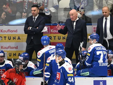 Hlavný tréner slovenskej hokejovej reprezentácie Craig Ramsay na striedačke počas zápasu Slovensko – Nórsko na Vianočnom Kaufland Cupe 2024.